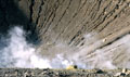 <center>
Tout au fond, le bouchon de lave refroidie. Des sondes<br>
sont plantées dans la croute. Le magma n'est pas très loin.<br>
Il est vivement déconseillé de descendre dans le cratère ;<br> Vulcano est véritablement une bombe à retardement.
 vulcano, croute de lave,volcan, eoliennes 